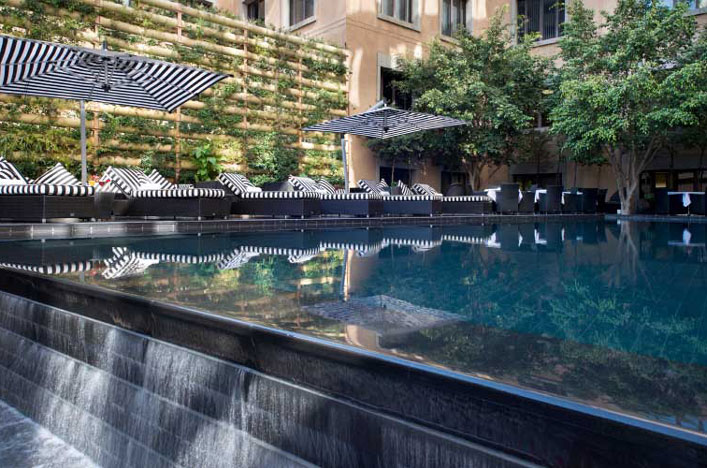 Outdoor swimming pool with sunbathing loungers 